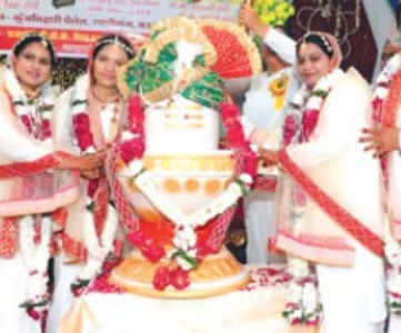 झाशीतील चार पदवीधर मुलींनी शिवलिंगाशी लग्न केले